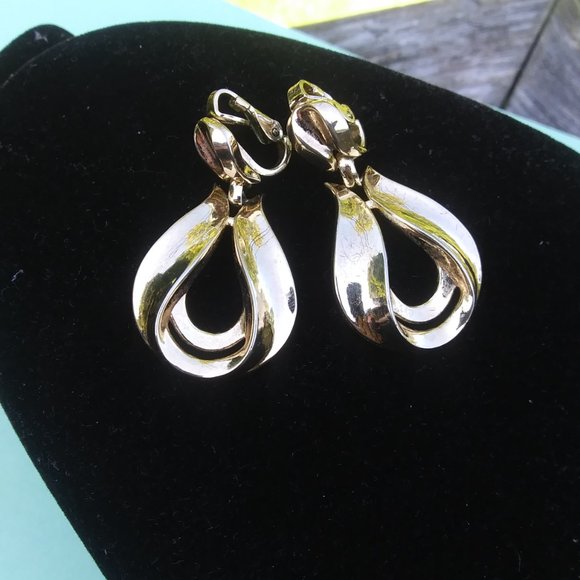 Vintage Crown Trifari gold tone clip dangle earrings - Picture 7 of 16